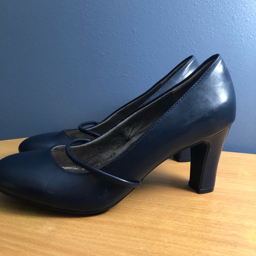Navy heels